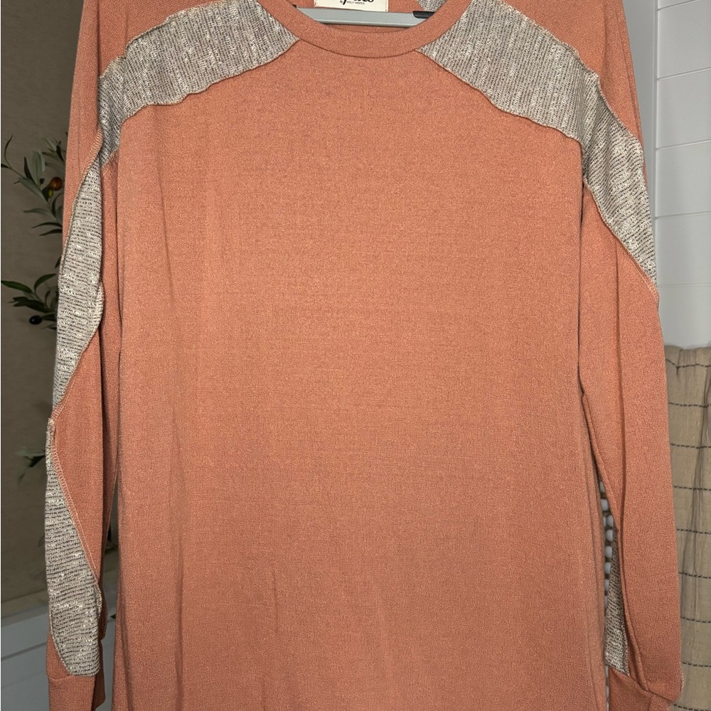 Hepatics Women’s Apricot Rose and Gray Long Sleeve Top, Large